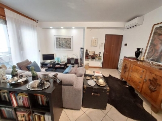 zoom immagine (Appartamento 120 mq, soggiorno, 2 camere, zona Viale Verona)