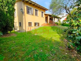 zoom immagine (Villa 220 mq, soggiorno, 3 camere, zona Selvazzano Dentro)