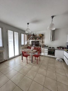zoom immagine (Appartamento 100 mq, soggiorno, 2 camere, zona Cittadella)