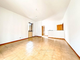 zoom immagine (Appartamento 180 mq, soggiorno, 2 camere, zona Serravalle Sesia - Centro)