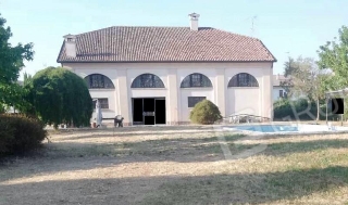 zoom immagine (Villa 839 mq, soggiorno, 4 camere, zona Castelmassa)