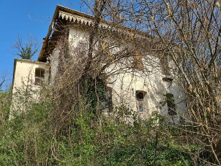 zoom immagine (Palazzo 1270 mq, più di 3 camere)
